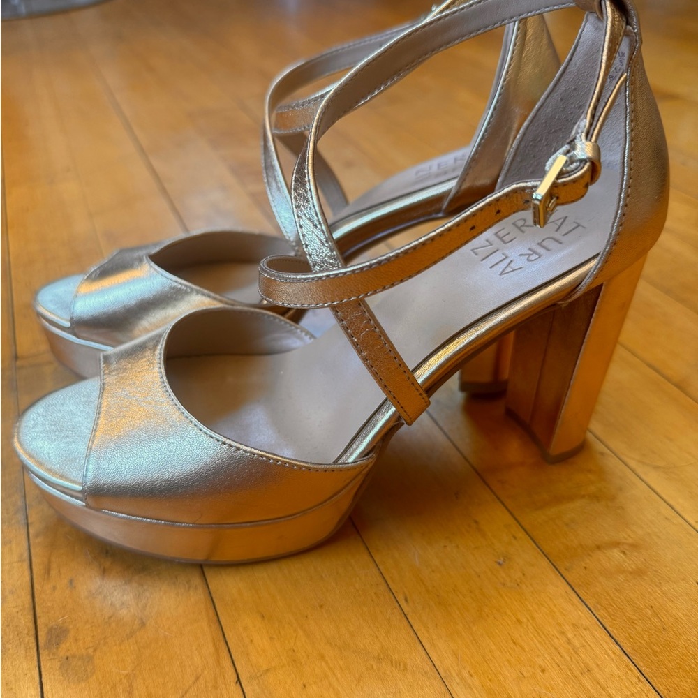 Naturalizer Melody Metallic Gold Block Heels Cushioned Footbed Size 8 Worn Once